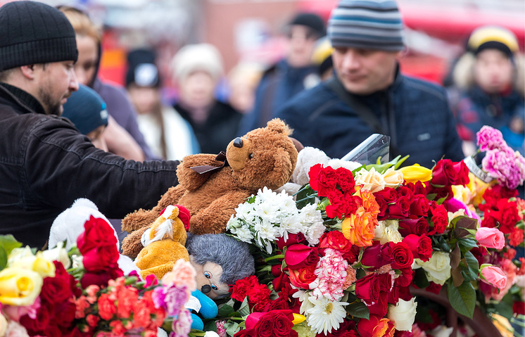Nhiều người dân đến đặt hoa tưởng niệm các em nhỏ và những người bị chết trong vụ cháy