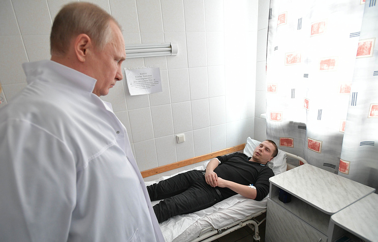 Tổng thống V. Putin hỏi thăm một chiến sĩ cứu hỏa bị thương đang điều trị trong bệnh viện