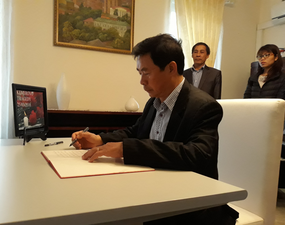 Phó Chủ tịch thường trực Hội Hữu nghị Việt - Nga Trịnh Quốc Khánh ghi Sổ tang tại Đại sứ quán Nga ở Hà Nội. Ảnh: TIẾN NINH