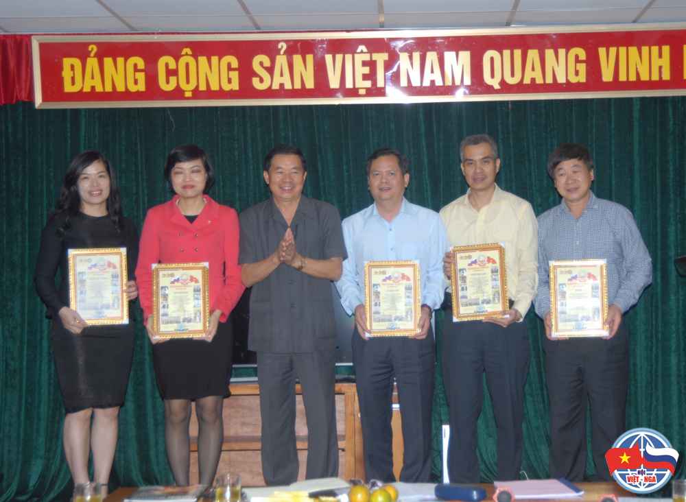 Ông Trịnh Quốc Khánh và những người được tặng Bằng kỷ niệm 100 năm Cách mạng XHCN Tháng Mười Nga của Hội Hữu nghị Nga - Việt