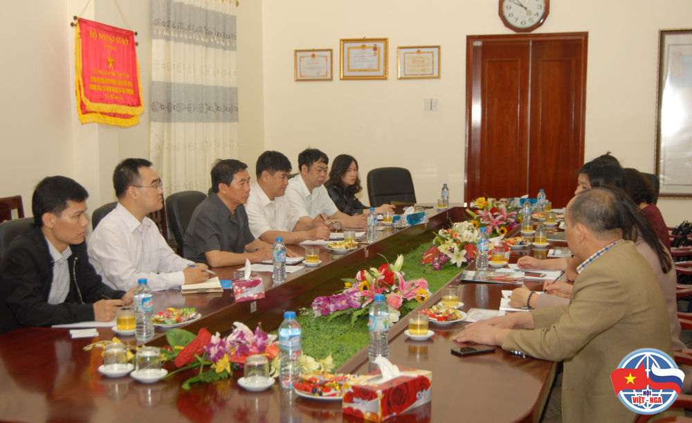 Phó Chủ tịch thường trực Hội Hữu nghị Việt-Nga Trịnh Quốc Khánh (thứ ba từ trái sang) và các đại biểu tham dự cuộc gặp làm việc.