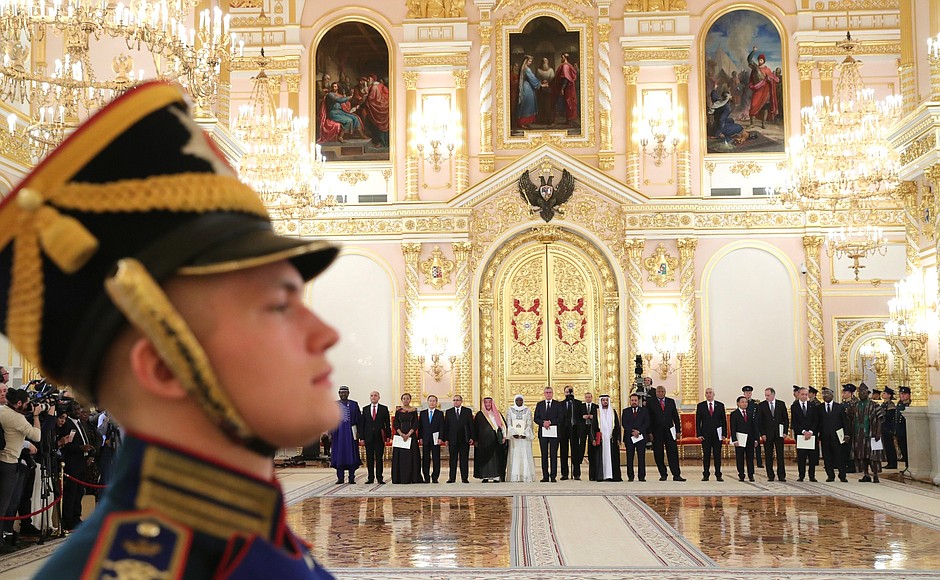 Trong buổi lễ các Đại sứ 17 nước trình Quốc thư lên Tổng thống Nga tại Điện Kremlin.