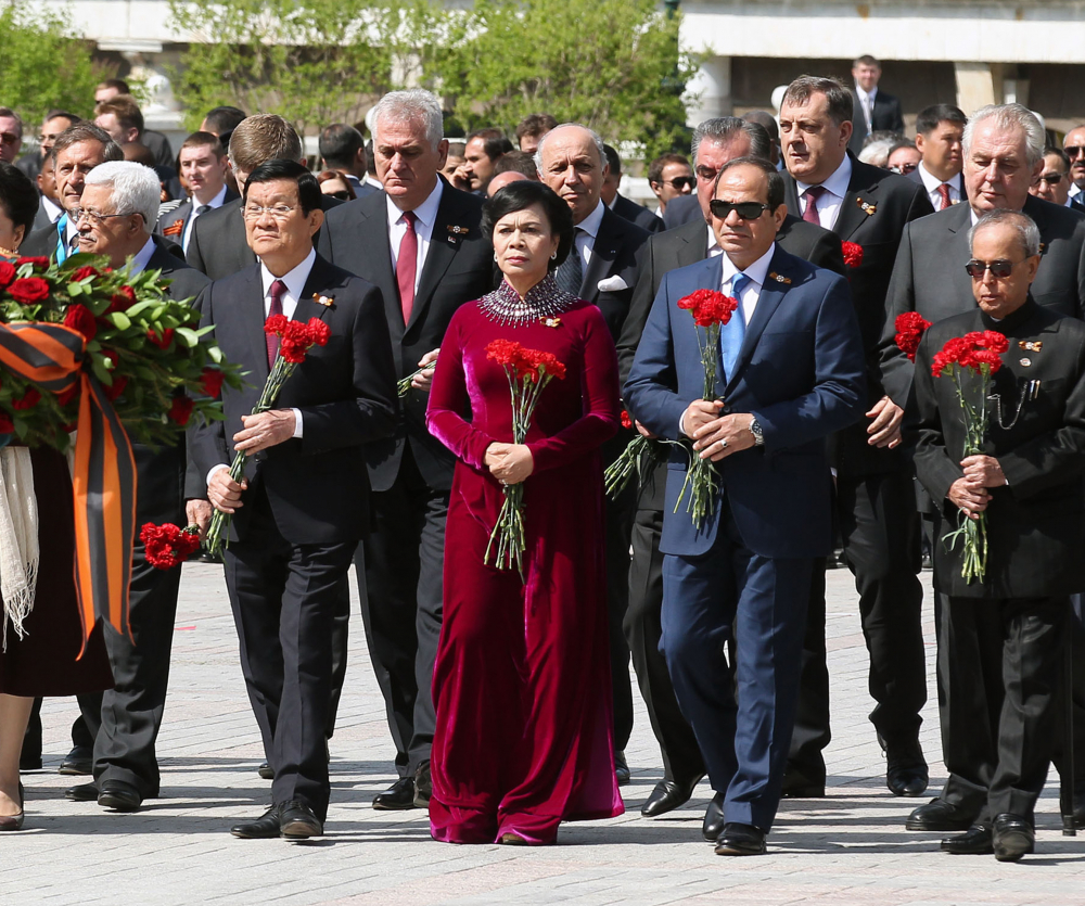 Sáng 9/5/2015, Chủ tịch nước Trương Tấn Sang và Phu nhân cùng lãnh đạo Nga, lãnh đạo các nước khác tham gia lễ đặt hoa tưởng nhớ các liệt sĩ xô-viết. Ảnh: TTXVN