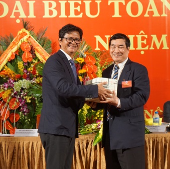 Ông Trần Bình Minh, Chủ tịch Hội Hữu nghị Việt - Nga khóa V, trao tặng quà, tri ân ông Đào Trọng Thi, Chủ tịch Hội khóa IV.