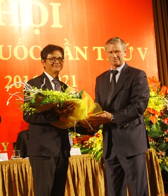 Chủ tịch Hội Hữu nghị Nga - Việt V. Buyanov tặng hoa chúc mừng ông Trần Bình Minh được bầu làm Chủ tịch Hội Hữu nghị Việt - Nga khóa V.