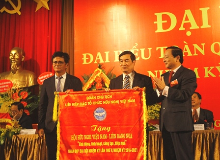 Ông Bùi Khắc Sơn, Phó Chủ tịch Liên hiệp các tổ chức hữu nghị Việt Nam, trao bức trướng tặng Hội Hữu nghị Việt - Nga.
