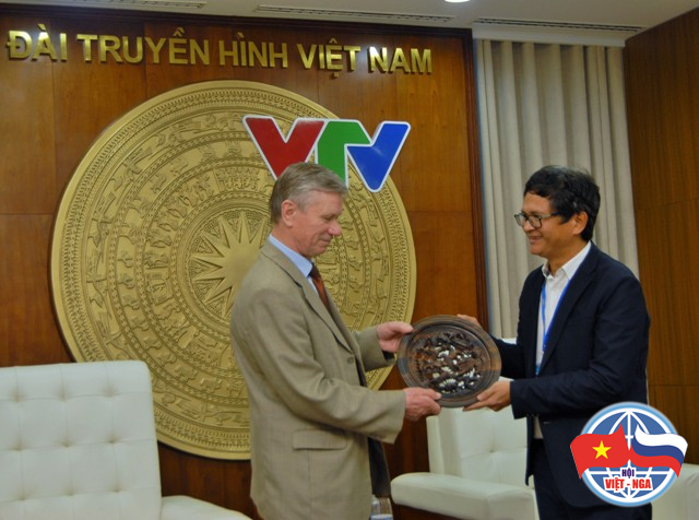 Chủ tịch HHNVN, TGĐ Đài Truyền hình Việt Nam Trần Bình Minh tặng quà lưu niệm cho Chủ tịch ORVD V. Buyanov