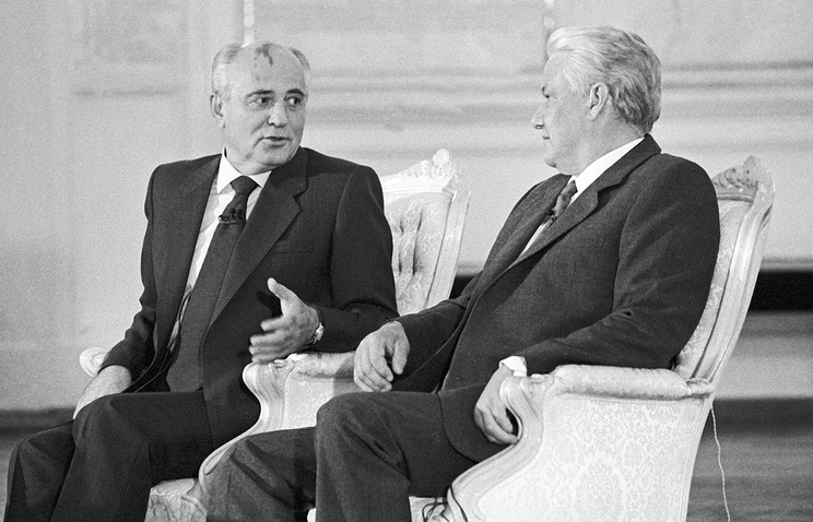 Tổng thống Liên Xô M. Gorbachov và Tổng thống Nga B. Yeltsin
