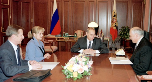 Bà Ella Pamfilova, nữ ứng cử viên Tổng thống đầu tiên của nước Nga, trong một cuộc làm việc với Tổng thống V. Putin sau này, vào năm 2007.