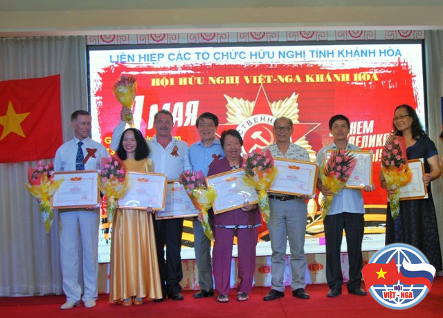 Các cá nhân và đại diện tập thể Việt Nam, LB Nga được tặng Bằng khen của Trung ương Hội. Ảnh: ĐĂNG PHÁT