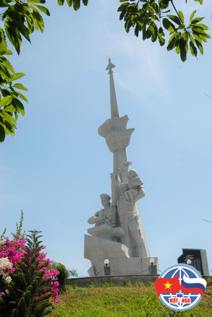 Tượng đài các quân nhân Liên Xô, LB Nga và Việt Nam hy sinh vì hòa bình và ổn định trong khu vực tại TP Cam Ranh. Ảnh: ĐĂNG PHÁT