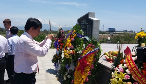 Ông Trần Sơn Hải, Phó Chủ tịch thường trực UBND tỉnh Khánh Hòa, dâng hương tưởng nhớ các quân nhân đã hy sinh. Ảnh: Báo Khánh Hòa.
