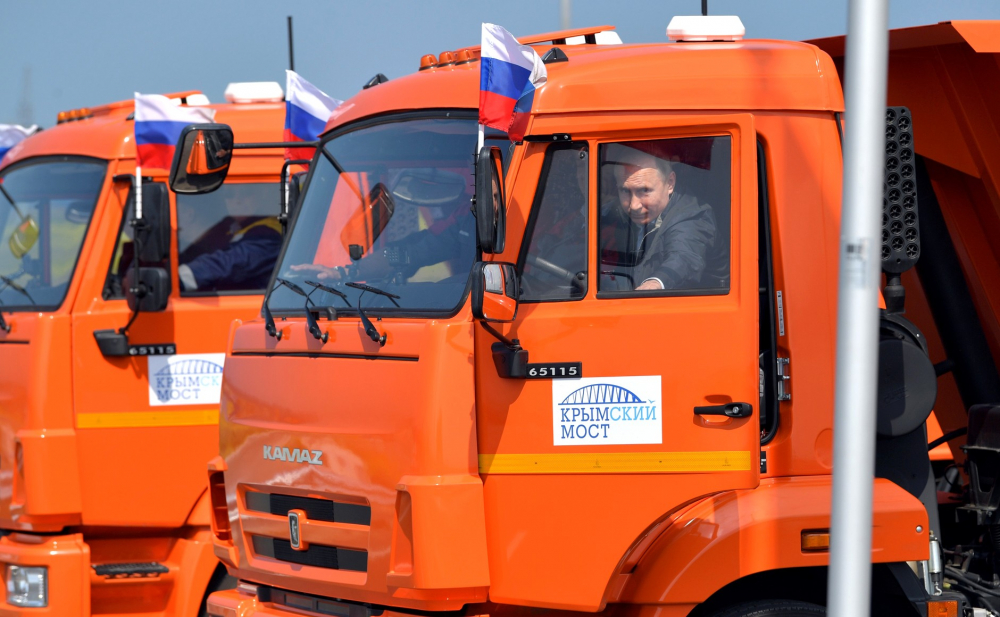 Tổng thống V. Putin lái xe KAMAZ đi qua cầu