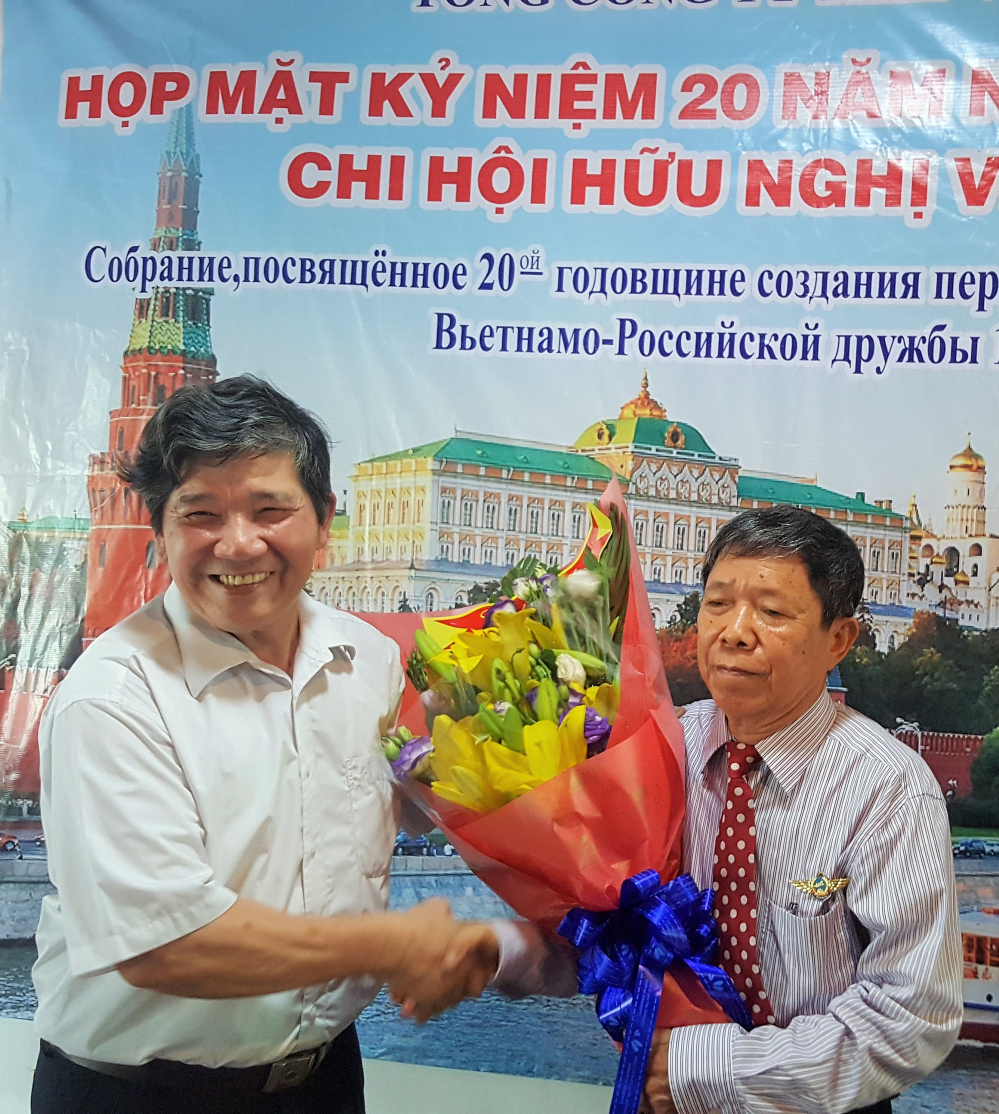 Ông Trần Văn Vân, Chi hội trưởng Chi hội Hữu nghị Việt - Nga TCT Thép Việt Nam (bên phải) nhận hoa chúc mừng Chi hội tròn 20 tuổi của các đại biểu.