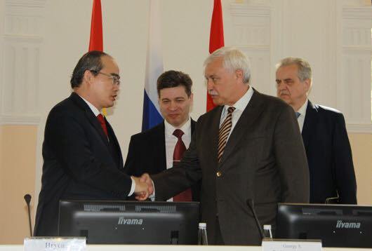 Ông Nguyễn Thiện Nhân (bên trái) và Thống đốc Saint Petersburg G. Poltavchenko (bên phải, hàng trước)