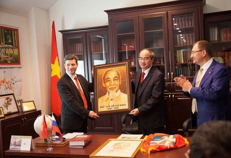 Ông Nguyễn Thiện Nhân trao tặng bức chân dung Chủ tịch Hồ Chí Minh cho GS V. Kolotov, Viện trưởng Viện Hồ Chí Minh.
