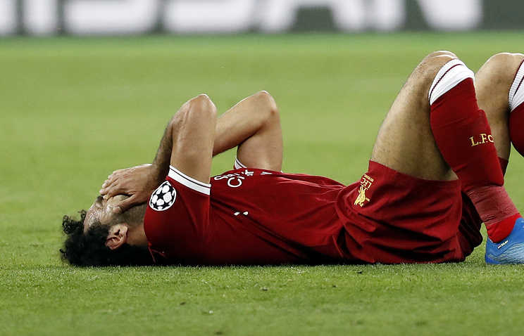 Nỗi thất vọng tràn trề của Mohamed Salah  khi bị chấn thương phải rời sân ngay trong hiệp 1 trận chung kết tối 26/5