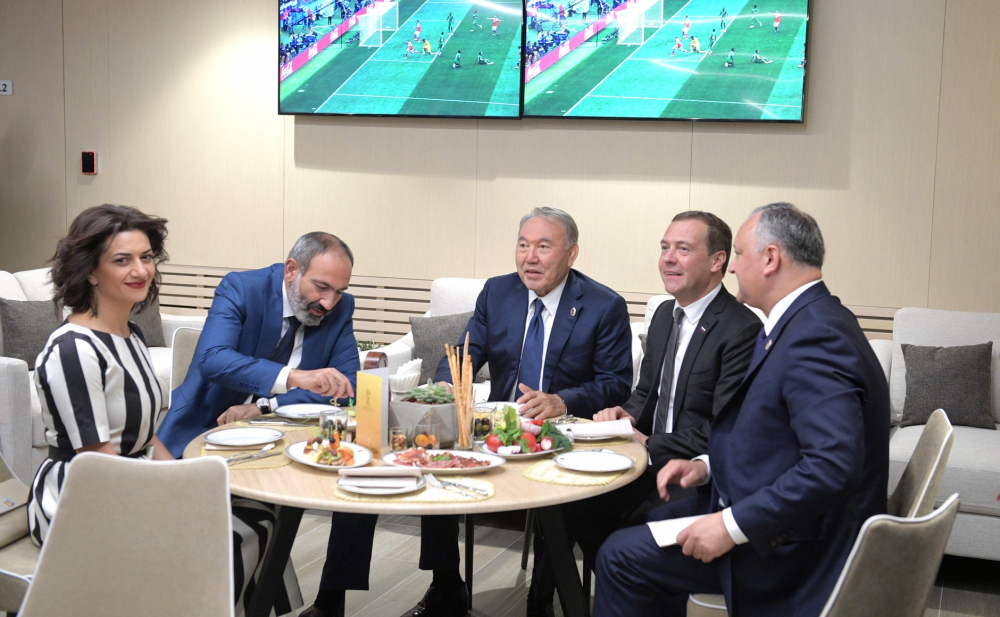 Trong ảnh: Thủ tướng Armenia, Tổng thống Kazakhstan, Thủ tướng Nga, Tổng thống Moldova trong giờ nghỉ giữa hai hiệp của trận khai mạc