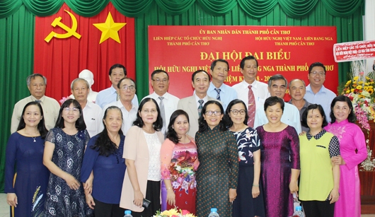 BCH Hội Hữu nghị Việt - Nga TP Cần Thơ nhiệm kỳ mới và các đại biểu khách mời dự Đại hội chụp ảnh kỷ niệm.