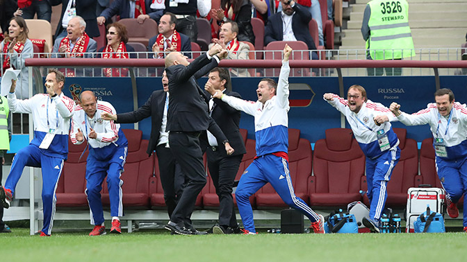 HLV S. Cherchesov và các cầu thủ dự bị đội Nga vui mừng sau bàn thắng của đội