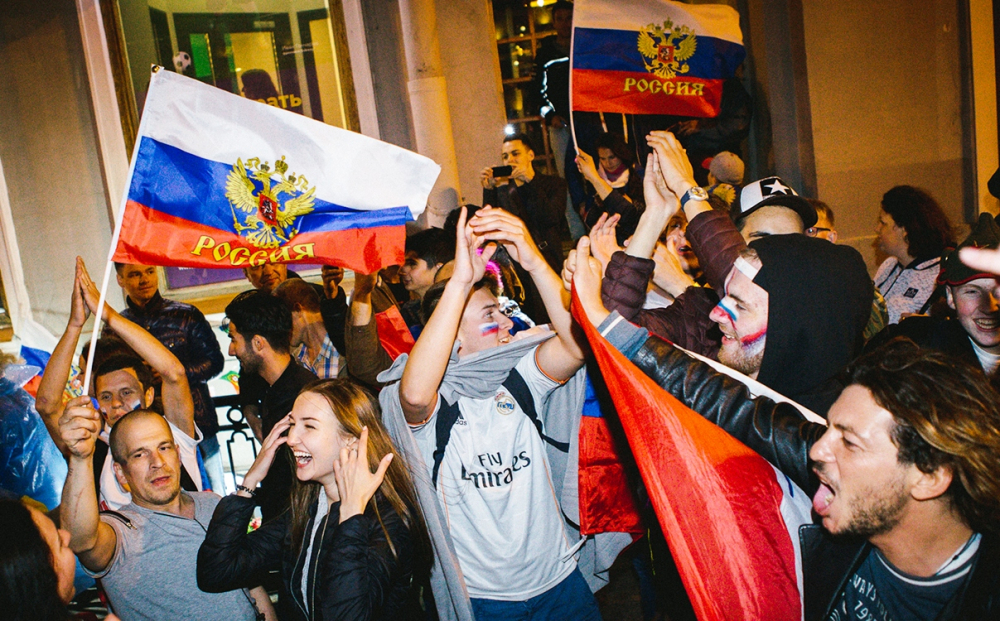 Cổ động viên Nga vui mừng với chiến thắng của đội nhà trên đường phố Moskva