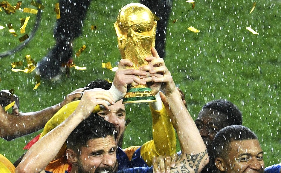 Cúp vàng vô địch thế giới 2018 trong tay đội tuyển Pháp !