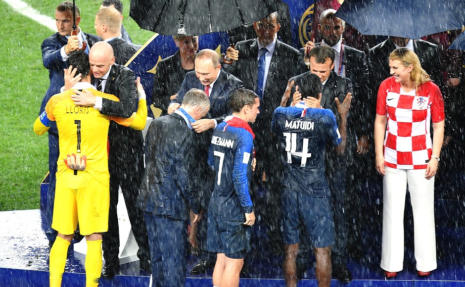 Chủ tịch FIFA, Tổng thống Nga và Pháp trao Huy chương vàng vô địch cho các tuyển thủ Pháp