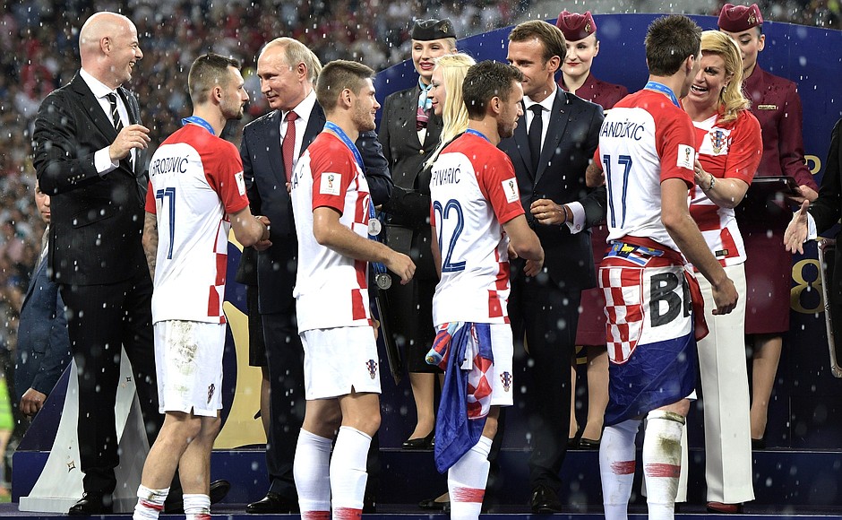 Các tuyển thủ Croatia nhận Huy chương bạc Giải vô địch bóng đá thế giới 2018