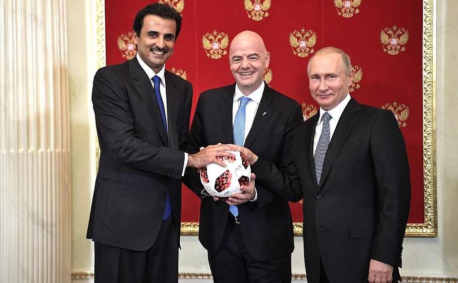 Quốc vương Ca-ta, Chủ tịch FIFA và Tổng thống Nga trong nghi lễ trao quả bóng World Cup - chuyển giao vai trò Chủ nhà VCK  năm 2022