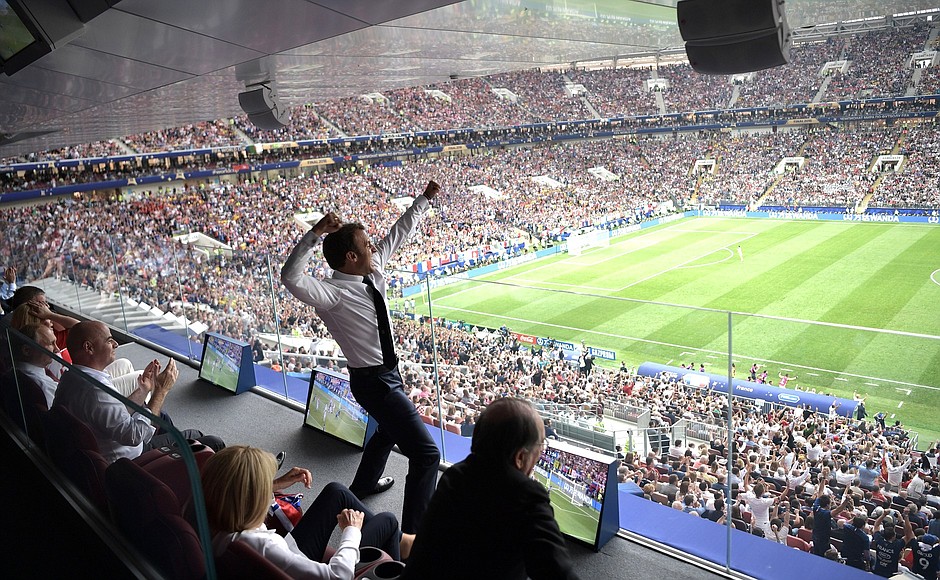 Tổng thống Pháp E. Macron cổ động đội nhà rất cuồng nhiệt
