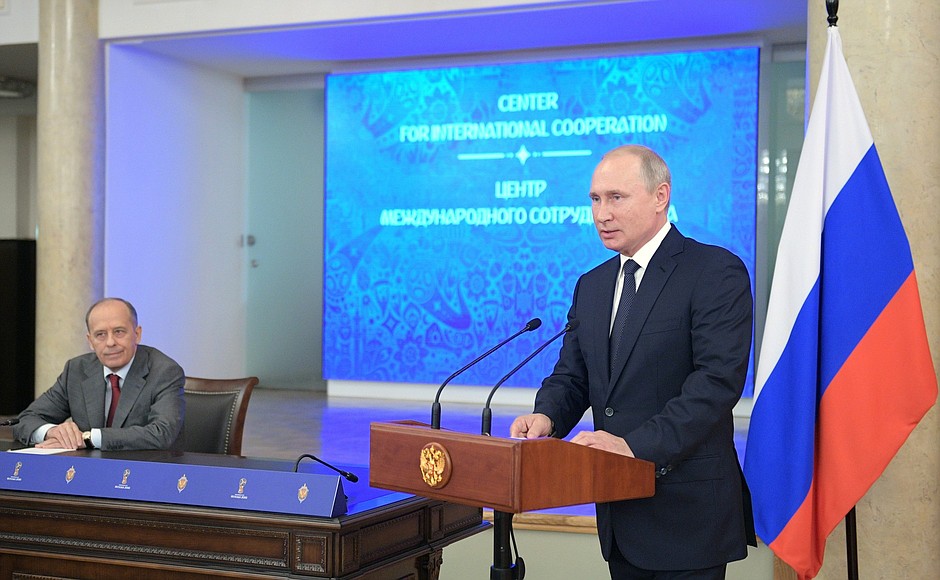 Tổng thống V. Putin và Giám đốc Cơ quan An ninh liên bang A. Bortnikov tại Trung tâm