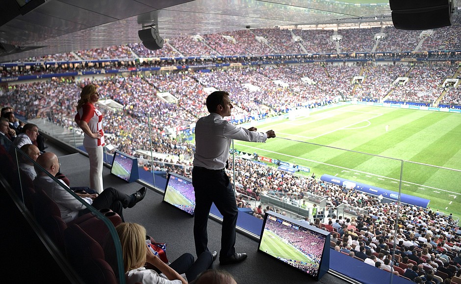 Nữ Tổng thống Croatia và Tổng thống Pháp hồi hộp theo dõi cuộc tranh tài giữa hai đội tuyển Croatia và Pháp