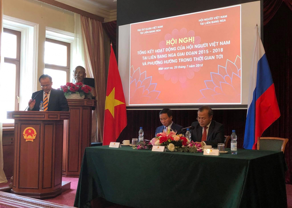 Ông Đỗ Xuân Hoàng, Chủ tịch Hội người Việt Nam tại LB Nga, trình bày báo cáo tại hội nghị