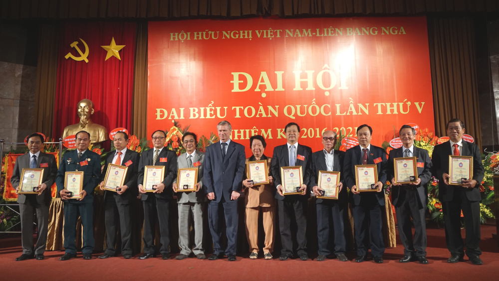 Chủ tịch ORVD V. Buyanov trao tặng Kỷ niệm chương của ORVD cho các cá nhân của Hội Hữu nghị Việt - Nga