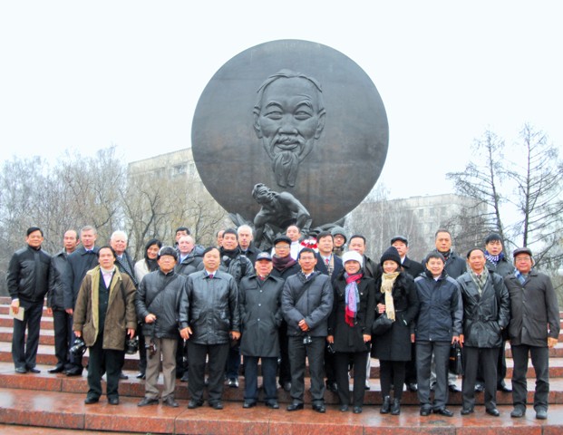 Tháng 11/2013, đoàn đại biểu Hội Hữu nghị Việt - Nga sang tham dự lễ kỷ niệm 55 năm thành lập Hội Hữu nghị Nga - Việt đã đến đặt hoa tưởng niệm Chủ tịch Hồ Chí Minh tại Tương đài Người ở Moskva.