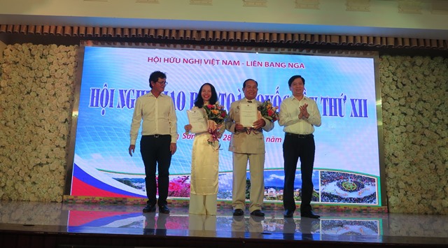 Hai tác giả đạt Giải Nhất cuộc thi viết (đứng giữa): bà Nguyễn Hạnh An và ông Nguyễn Đắc Tấn