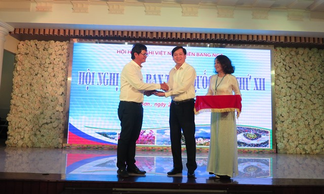Phó Chủ tịch UBND tỉnh Lạng Sơn Nguyễn Long Hải trao quà lưu niệm tặng Hội Hữu nghị Việt - Nga cho ông Trần Bình Minh, Chủ tịch Hội 