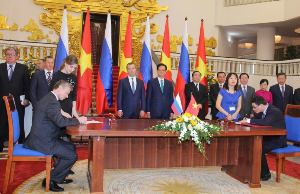 Chủ tịch Hội Hữu nghị Nga-Việt V. Buyanov và Chủ tịch Hội Hữu nghị Việt-Nga nhiệm kỳ 2011-2016 Đào Trọng Thi ký Thỏa thuận hợp tác giữa hai Hội giai đoạn 2016-2020 trong khuôn khổ chuyến thăm Việt Nam của Thủ tướng D. Medvedev (tháng 4/2015).