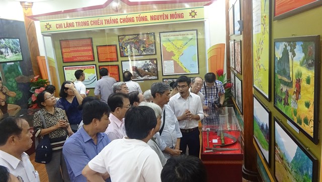 Các đại biểu đã đi thăm cửa khẩu Hữu nghị, cửa khẩu Tân Thanh, vườn na ở huyện Chi Lăng và Phòng trưng bày di tích lịch sử Chi Lăng.