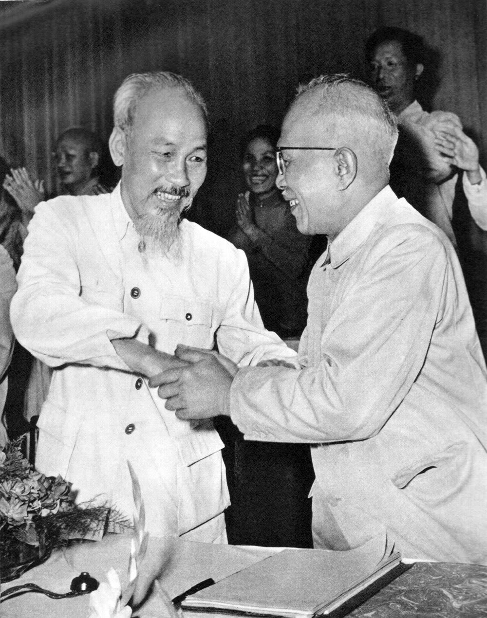 Chủ tịch Hồ Chí Minh và Phó Chủ tịch Tôn Đức Thắng