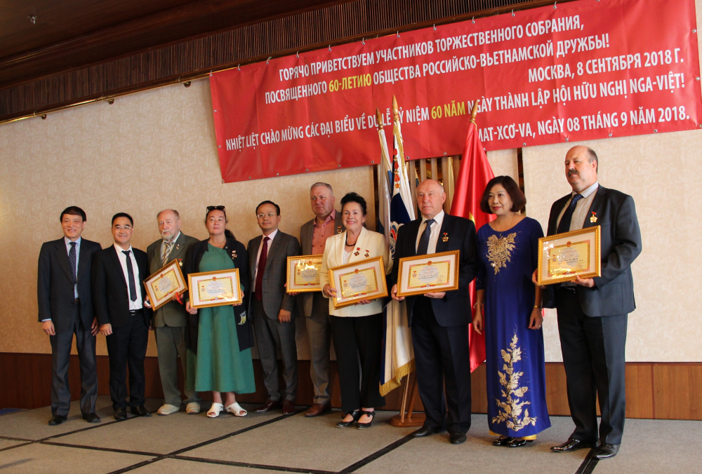 Liên hiệp các tổ chức hữu nghị Việt Nam trao tặng Kỷ niệm chương 