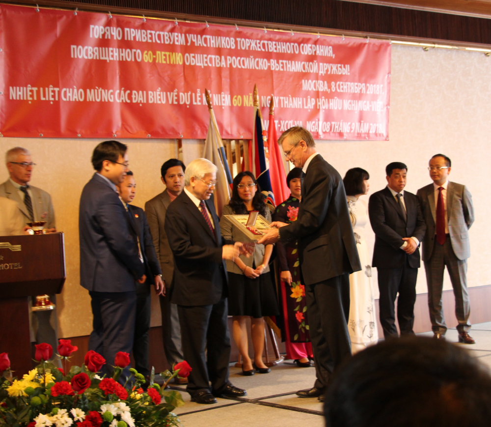 Chủ tịch Hội Hữu nghị Nga-Việt, GS V. Buyanov trao tặng Tổng Bí thư Nguyễn Phú Trọng Kỷ niệm chương 60 năm Hội Hữu nghị Nga - Việt  Ảnh: NGUYỄN CẨM