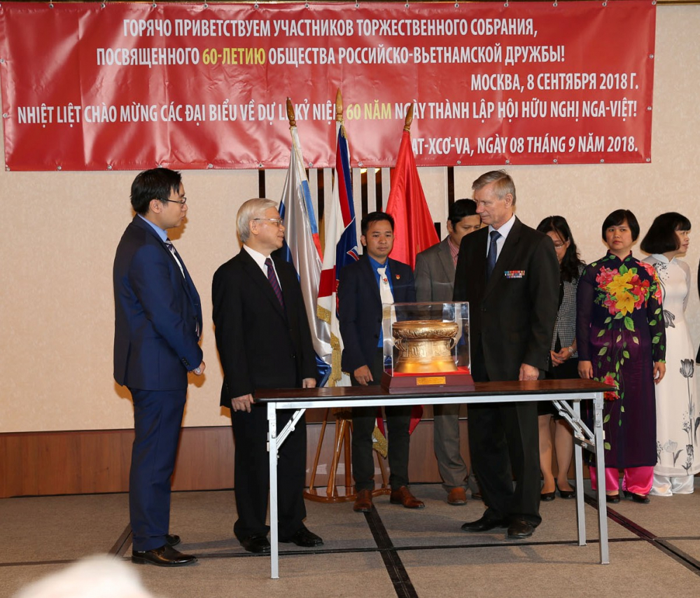 Tổng Bí thư Nguyễn Phú Trọng trao tặng Hội Hữu nghị Nga-Việt phiên bản trống đồng Việt Nam  Ảnh: TRÍ DŨNG - TTXVN
