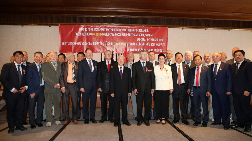 Tổng Bí thư Nguyễn Phú Trọng chụp ảnh lưu niệm với các đại biểu  Ảnh: TRÍ DŨNG - TTXVN