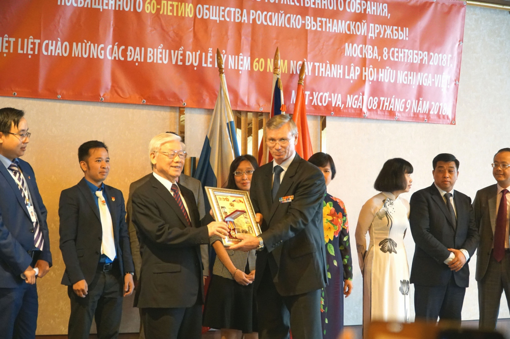 Chủ tịch Hội Hữu nghị Nga - Việt V. Buyanov trao tặng Tổng Bí thư Nguyễn Phú Trọng Kỷ niệm chương nhân dịp 60  năm thành lập Hội Hữu nghị Nga - Việt  Ảnh: LÊ HẰNG - TTXVN
