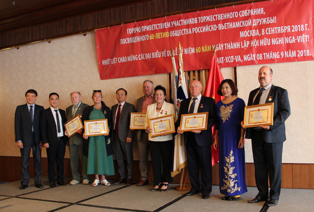 Thay mặt Đoàn Chủ tịch Liên hiệp các tổ chức hữu nghị Việt Nam, đoàn đại biểu Liên hiệp trao tặng Kỷ niệm chương 