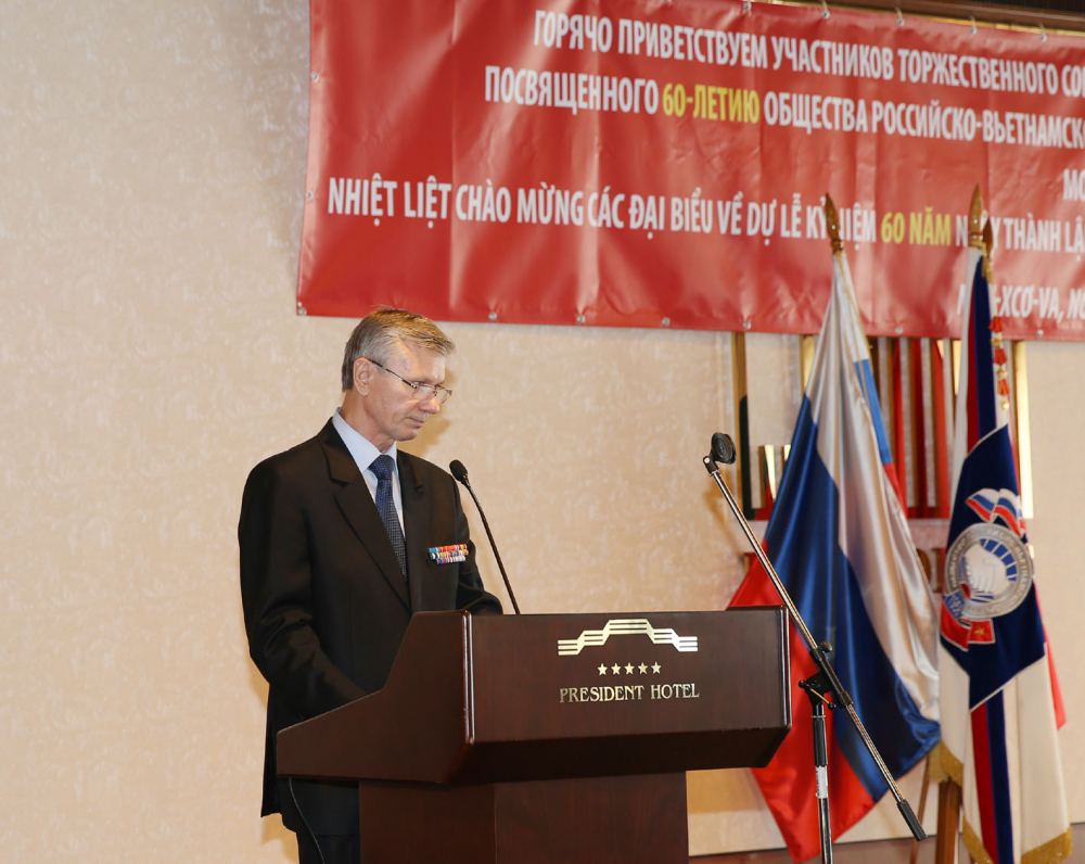 Chủ tịch Hội Hữu nghị Nga - Việt V. Buyanov đọc báo cáo tại Lễ kỷ niệm  Ảnh: TRÍ DŨNG - TTXVN