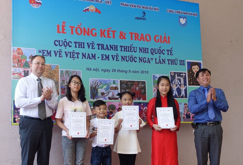 Tham tán ĐSQ Nga tại Việt Nam, ông Sergey Tanakov và Phó Giám đốc Cung thiếu nhi Hà Nội, ông Trần Minh Tuấn, trao Giải Nhì
