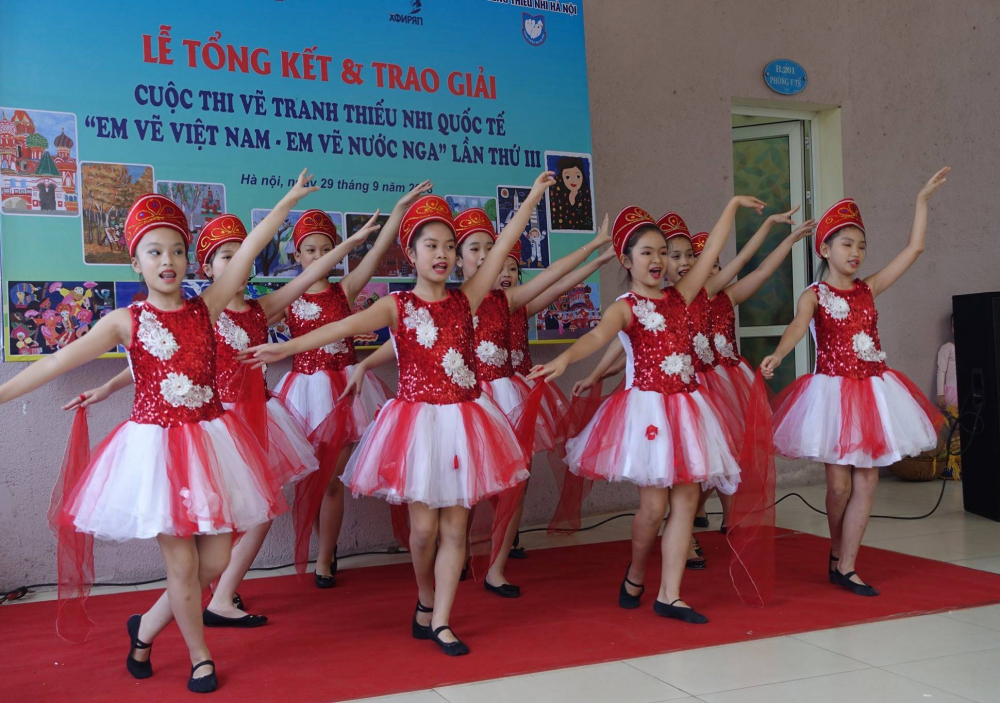 Những tiết mục múa, hát của các em thiếu nhi sinh hoạt tại Cung thiếu nhi Hà Nội mở màn buổi lễ tổng kết và trao giải