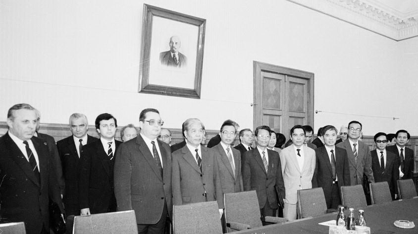 Trong chuyến thăm Liên Xô (5/1991), Chủ tịch Hội đồng Bộ trưởng Đỗ Mười hội đàm với Thủ tướng Liên Xô Valentin Pavlov (người đeo kính đứng bên phải Chủ tịch Đỗ Mười)